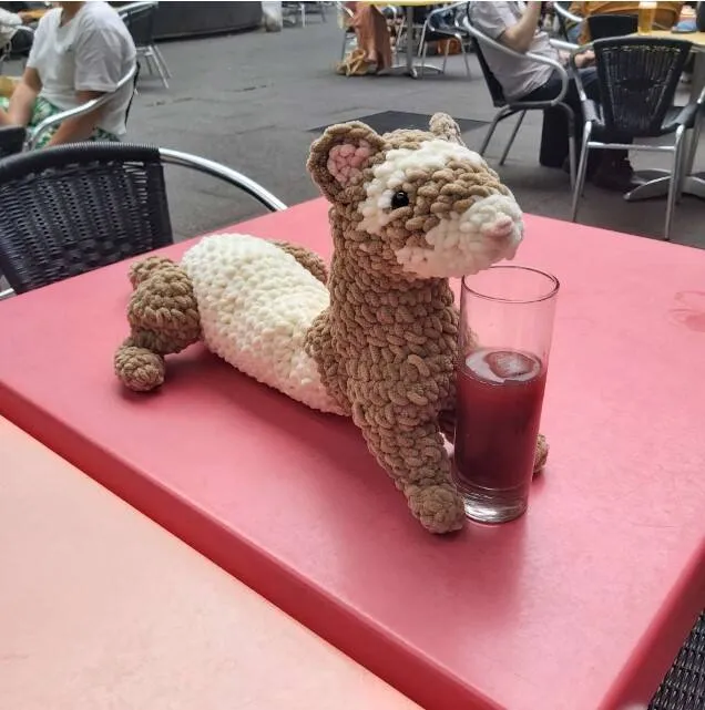 Un furet au crochet réalisé par une bénévole